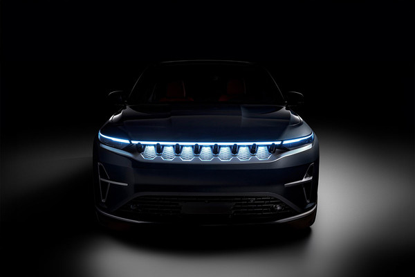 La Jeep Wagoneer S, sophistiquée et entièrement électrique, brille dans l'obscurité.