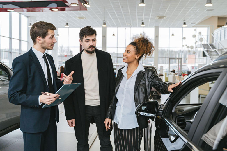 Devrais-je acheter une voiture chez un concessionnaire ou auprès d'un particulier? 