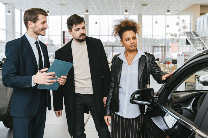 Quelles sont les questions que je devrais poser à mon concessionnaire automobile lorsque j'achète une voiture usagée?